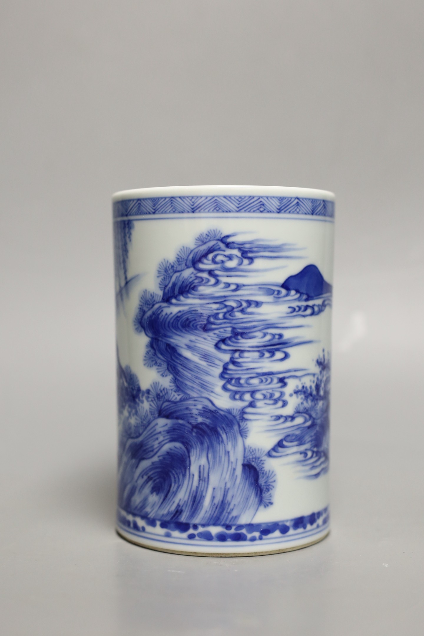 A Chinese blue and white brush pot, 14cm